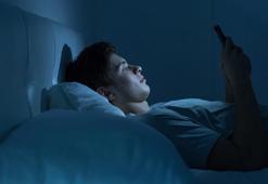 Yatmadan önce telefona bakanlara uzmanından uyarı: "Beyniniz size oyun oynuyor"