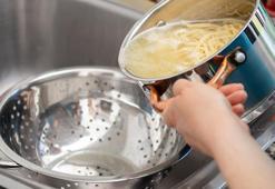 Makarna haşladığınız suyu dökmeyin! Kullanım alanları bambaşka