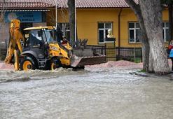 Manisa'da sağanak sele döndü! Dere taştı, tarım alanları suyla doldu