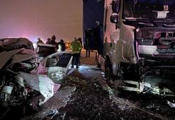 Erzurum'da katliam gibi kaza! TIR ile çarpışan SUV araçta 4 kişi hayatını kaybetti