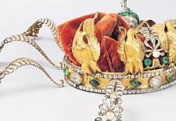 Soygundan kurtulan taç restore ediliyor