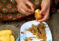 Saniyeler içinde soyuluyor! Patates kabuklarını tek hamlede çıkaran o yöntem