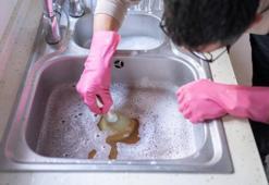 Hemen tesisatçı çağırmayın! Evdeki o malzeme lavaboyu anında açıyor