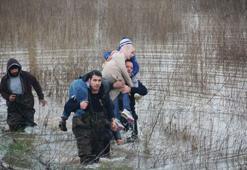 Gediz taştı, bağ evinde mahsur kaldılar! Baba ve 4 çocuk sırtta kurtarıldı