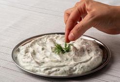 Parmak yedirten sarımsaklı tarif! Bu sosla yapılan sandviç bir başka