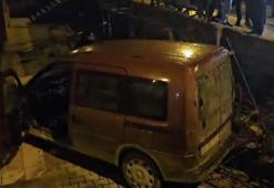 Otomobille çarpışan hafif ticari araç apartman boşluğuna savruldu: 2 yaralı