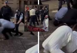 Namaz kılan protestoculara sert müdahale! Avustralya'da sokaklar karıştı