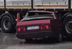 TIR'ın altına ok gibi saplandı! Feci kaza...