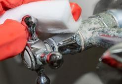 Yılların kirecini tek hamlede söküp atıyor! Banyoyu ilk günkü gibi parlatan o gizli malzeme...