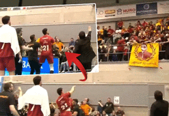 Galatasaray'da taraftar ve voleybolcular arasında gerginlik! Su şişesini fırlattı