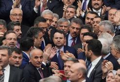 Meclis'te yumruklu kavga! Akın Gürlek'in yemin etmesini engellemek isteyen CHP'li vekiller kürsüyü işgal etti