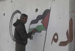 Filistinli Hani, İsrail saldırılarında yıkılan evlerin duvarlarına Ramazan ayı için resimler çiziyor