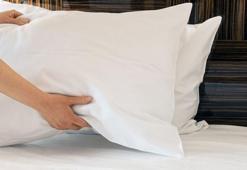 Otel gibi kar beyazı yastıkların sırrı çözüldü: Sadece 1 ölçek eklemek yetiyor