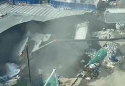 Metro inşaatının olduğu güzergahtaki kavşak çöktü! Dev çukur, caddeyi yuttu