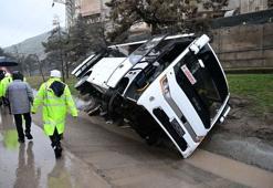 Isparta'da cezaevi ring aracı devrildi: 3 yaralı