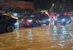 Adana'da sağanak hayatı felç etti! Caddeler göle döndü, araçlar mahsur kaldı