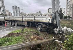 Adana’da kontrolden çıkan tır şarampole devrildi