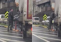 Trafikte 'kaynak' tartışması! Kamyonetin önünü kesip camını yumrukladı