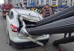 Ani fren dehşeti! Kayan demirler, otomobile saplandı
