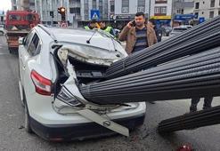 Ani fren dehşeti! Kayan demirler, otomobile saplandı