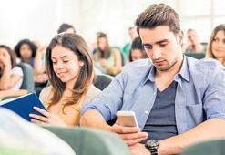 15 dakikada dersten kopuyorlar: Akademide sabır alarmı