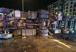 Kavşakta can pazarı! Kömür yüklü TIR devrildi, sürücü kabinde sıkıştı