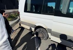 Taraftarların bulunduğu minibüsün lastiği patladı, araç refüje çarptı