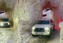 Kar kalınlığı 2 insan boyunun aştı! Eve gidebilmek için tünel kazıp yol yaptılar