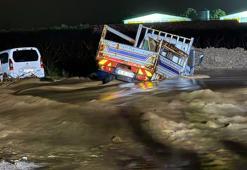 Manisa’da derede mahsur kalan 2 araç kurtarıldı