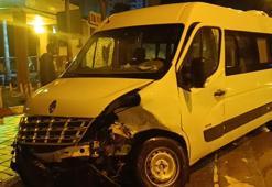 Adana'da otomobil ile minibüs çarpıştı! 3 kişi yaralandı