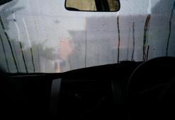 Araba camındaki buharı saniyeler içinde yok ediyor! Şaşırtan bulaşık deterjanı yöntemi