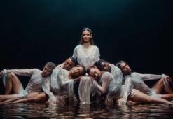 Beren Saat müzik dünyasına hızlı giriş yaptı! 'CapitaliZoo’ trendleri salladı