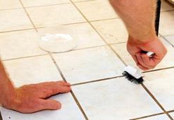 Fayans aralarındaki inatçı kirleri saniyeler içinde söken yöntem! Püf noktası uzun süre bekletmek