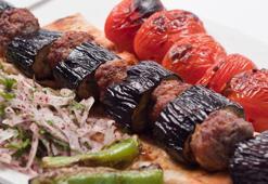 Hem kolay hem lezzetli iftar menüsü! Misafirler bayılacak: Patlıcan kebabı tarifi