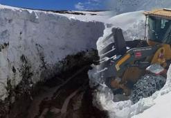 Kar kalınlığı 3 metreyi aştı! Beyaz kabus geri dönüyor, evler kara gömüldü