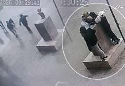 Fırtınada düşmek üzere olan Atatürk büstüne öğrenciler kalkan oldu