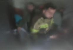 Çıkan ev yangınında alevlerin arasına daldı! O anlar kask kamerasında