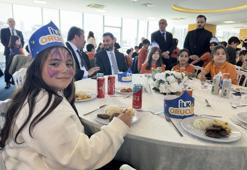 Ramazan'ın ilk iftarı miniklerle yapıldı! 200 çocuk orucunu açtı