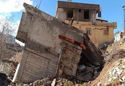 Adıyaman'da 2 katlı bina büyük bir gürültü ile çöktü