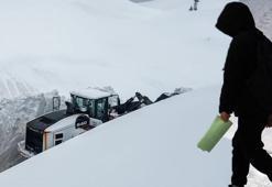 Kar kalınlığı 2 metreyi aştı! Kimse evden çıkamaz oldu