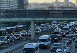 İstanbul'da iki yakada da trafik çilesi! Yoğunluk yüzde 85'i gördü
