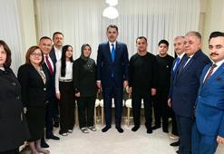 Bakan Kurum, depremzede ailenin yeni evine misafir oldu