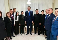 Bakan Kurum, depremzede ailenin yeni evine misafir oldu
