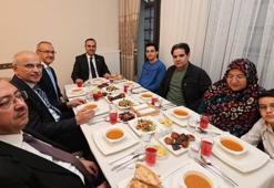 Bakan Kacır, depremzede aile ile iftar yaptı