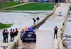Polisin uyarısına rağmen tehlikeli köprüden geçip düşme tehlikesi atlattılar