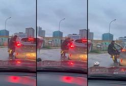 Pendik’te yol verme kavgası kamerada! Sürücüyü araçtan indirmeye çalıştı