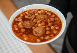 Memleket Sofrası'nda yeni tarif! Adana’nın tenceresinde bir gelenek kaynıyor: 'Analı Kızlı'