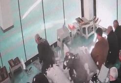 Cami içinde panik! Tavan alçısı namaz sırasında cemaatin üstüne düştü
