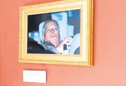 Andrew’un fotoğrafı Louvre’a asıldı