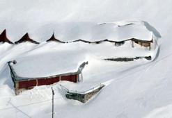 Adeta haritadan silindi, tek katlı evler kara gömüldü! Görüntüler Rize'den